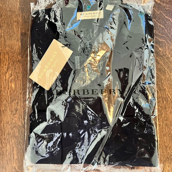 BRAND NEW Burberry button down shirt in navy. Size medium - Picture 3 of 4